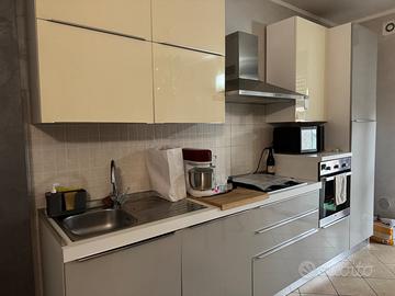 Cucina con elettrodomestici marca BEKO