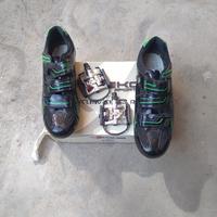 scarpe von calcio rapito più casco più occhiali.