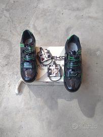 scarpe von calcio rapito più casco più occhiali.