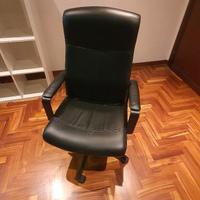 Sedia da ufficio girevole di colore nero.