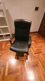Sedia da ufficio girevole di colore nero.