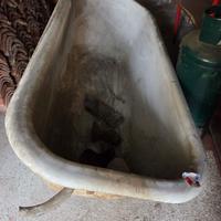 Antica vasca da bagno in ghisa