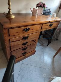 Scrivania in legno massiccio 