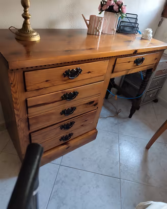 Scrivania in legno massiccio 