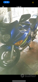 Moto Suzuki blu brillante