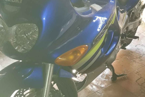 Moto Suzuki blu brillante