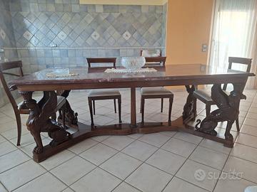 Tavolo, sedie e consolle d'antiquariato