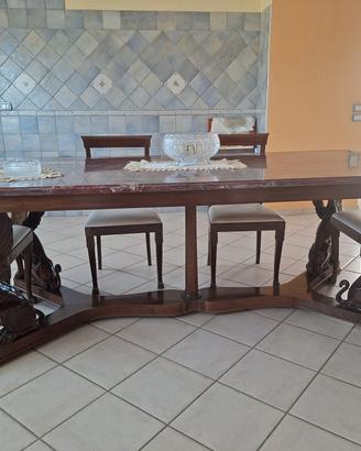 Tavolo, sedie e consolle d'antiquariato
