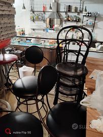 Sedie e tavoli e arredamento vario