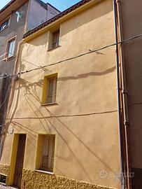 Montresta - casa su tre livelli da ristrutturare