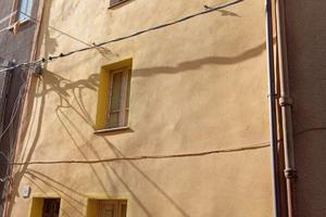 Montresta - casa su tre livelli da ristrutturare