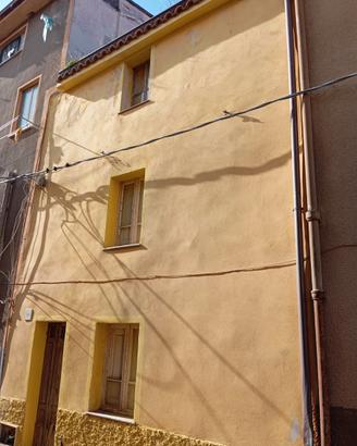 Montresta - casa su tre livelli da ristrutturare
