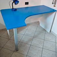 Scrivania Blu con piano sagomato