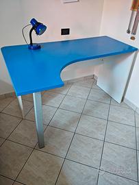 Scrivania Blu con piano sagomato