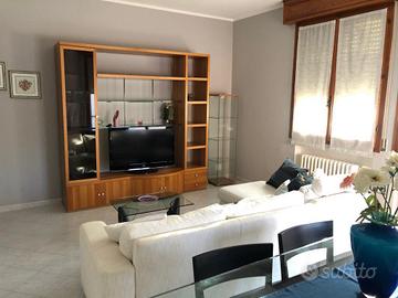 Luminosa camera in appartamento condiviso