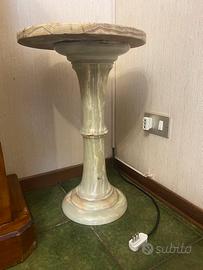 colonna in onice con pianale in onice