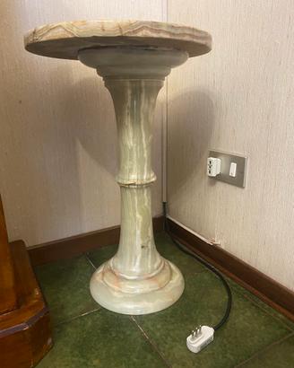 colonna in onice con pianale in onice