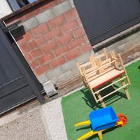 tavolino di legno da giardino con cariola