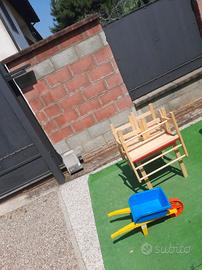 tavolino di legno da giardino con cariola