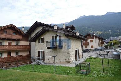Appartamento di 122 m² con 4 locali e box auto a V