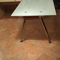 Scrivania in vetro Ikea