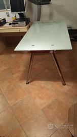 Scrivania in vetro Ikea