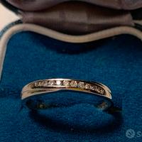 Anello veretta oro bianco diamanti