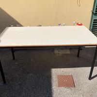 Tavoli in formica e metallo o legno e sedie