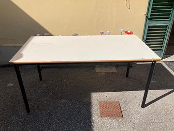 Tavoli in formica e metallo o legno e sedie