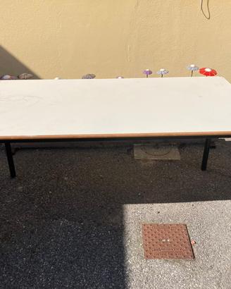 Tavoli in formica e metallo o legno e sedie