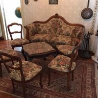 Divanetto , tavolino,sedie