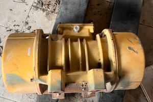 Motore a vibrazione trifase