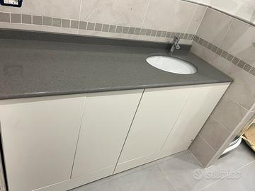 Mobile bagno bianco lavccato con piano in pietra