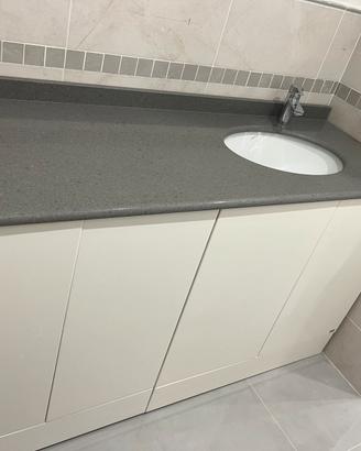 Mobile bagno bianco lavccato con piano in pietra