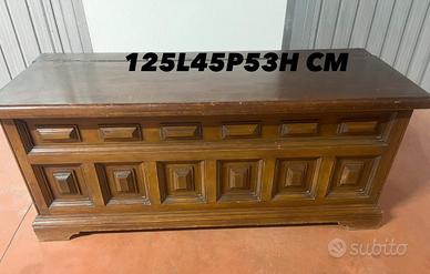 Antico baule in legno