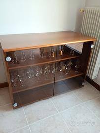 Mobile con ante in vetro 