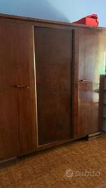 Armadio vintage anni ’70 in legno scuro