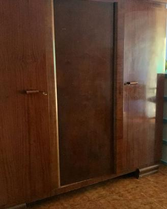 Armadio vintage anni ’70 in legno scuro