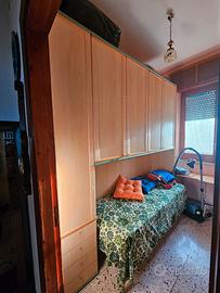 Armadio a ponte con rete e materasso singolo