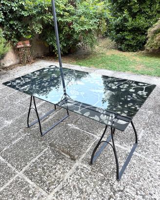 Tavolo a cavalletti con piano in vetro.