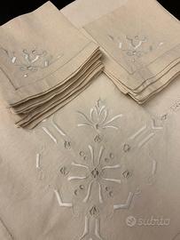 Tovaglia ricamata con 12 tovaglioli