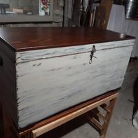 Baule in legno con venature in risalto