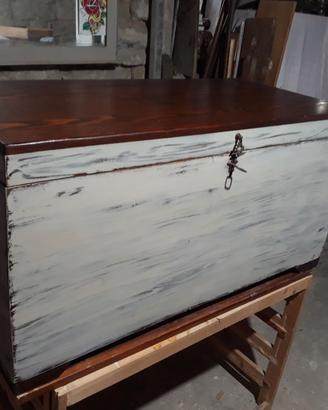 Baule in legno con venature in risalto