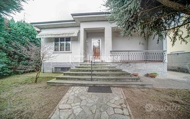 Villa indipendente libera su quattro lati con giar