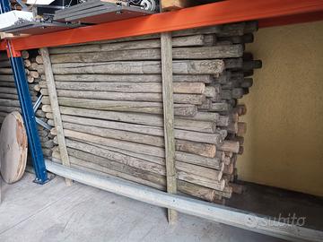 Pali in legno per staccionate e frutteti