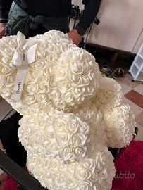 Teddy bear di rose bianche