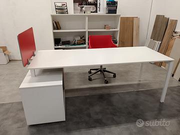 Scrivania da ufficio con scaffale e sedia