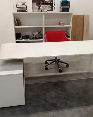 Scrivania da ufficio con scaffale e sedia