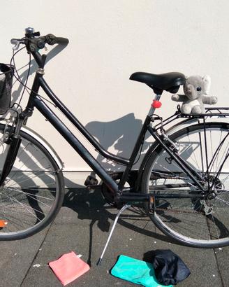 Bicicletta unisex accessoriata pronta all'uso