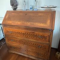 Antico cassettone a ribalta